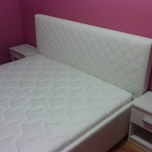 białe łóżko