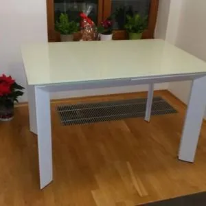 biały stolik w pokoju