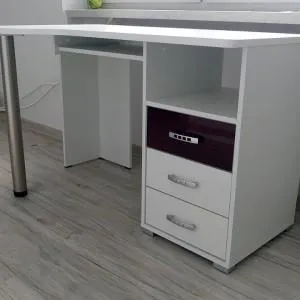 czarno-białe biurko