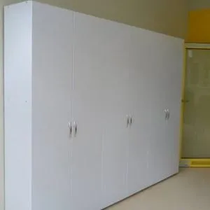 duże białe szafy