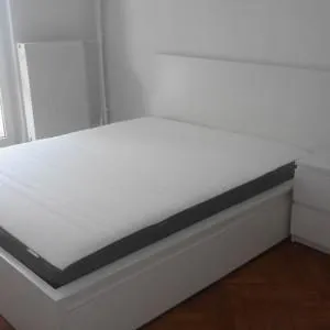 łóżko białe w pokoju