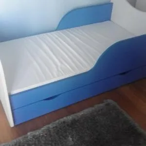 niebieskie łóżko dziecięce