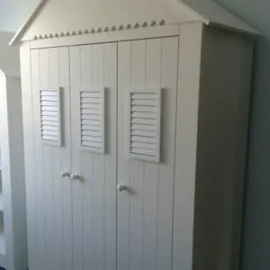szafa w kształcie domu